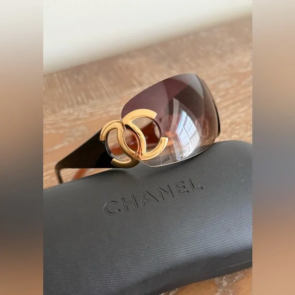 CHANEL Black Frame Brown Gradient CC Logo Rimless Sunglasses - Picture 2 of 11